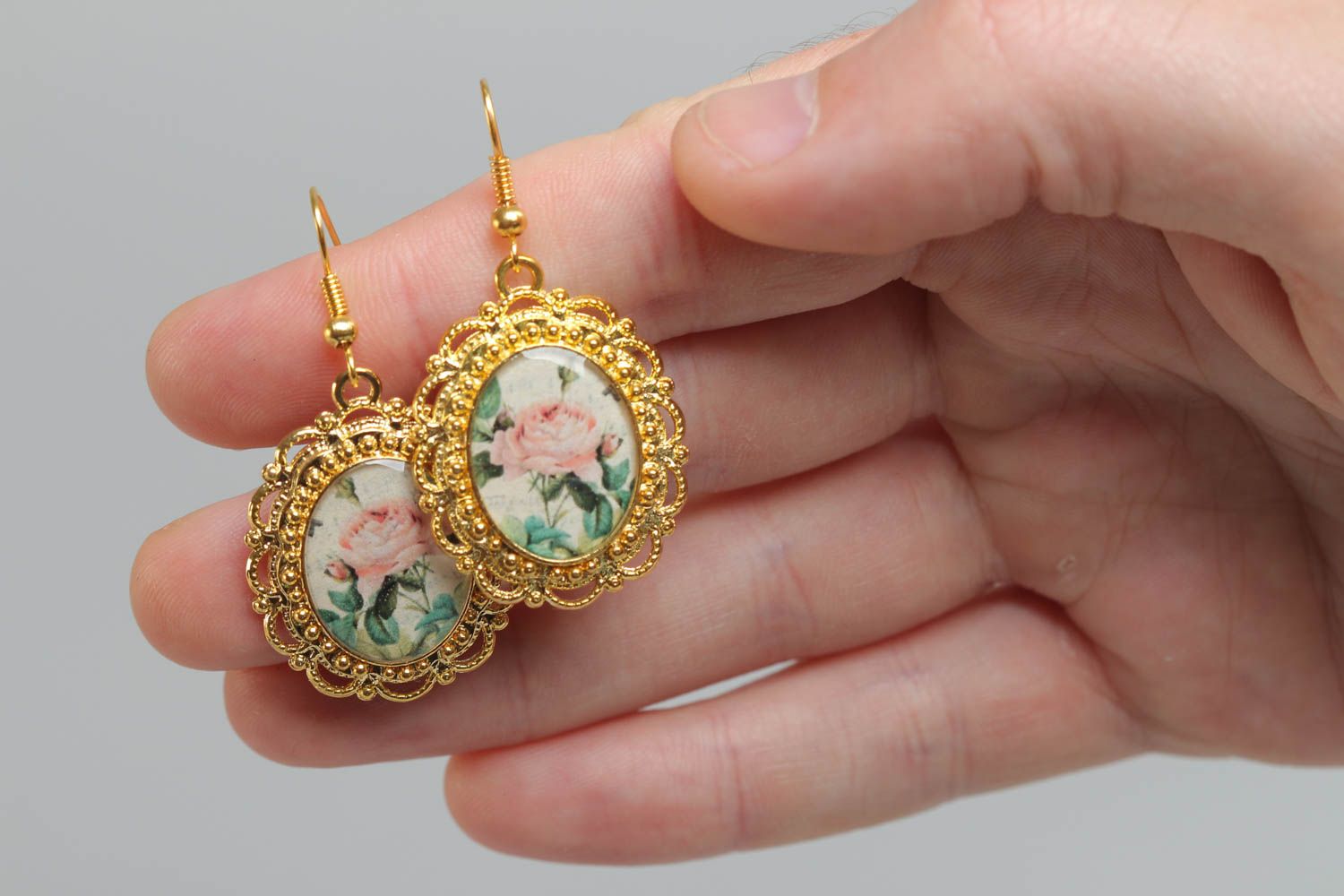 Handmade vintage oval dangling earrings with lacy metal basis of golden color photo 5