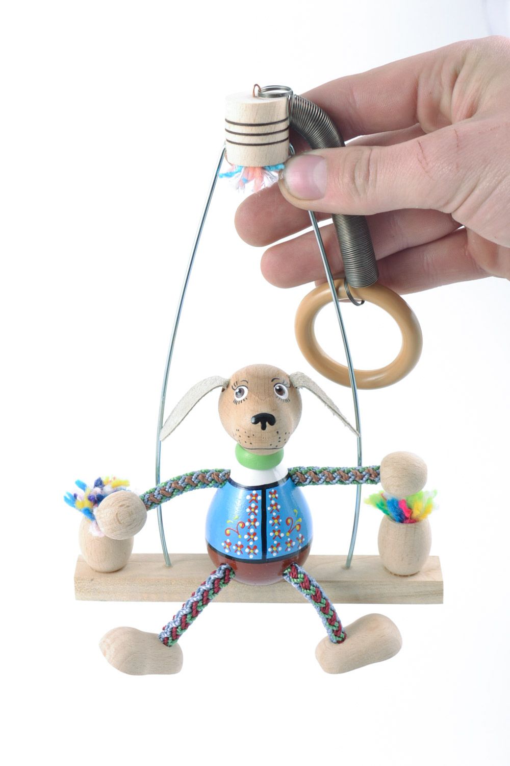Öko Spielzeug aus Holz Hund auf Bank von Handarbeit mit Bemalung für Kinder foto 2