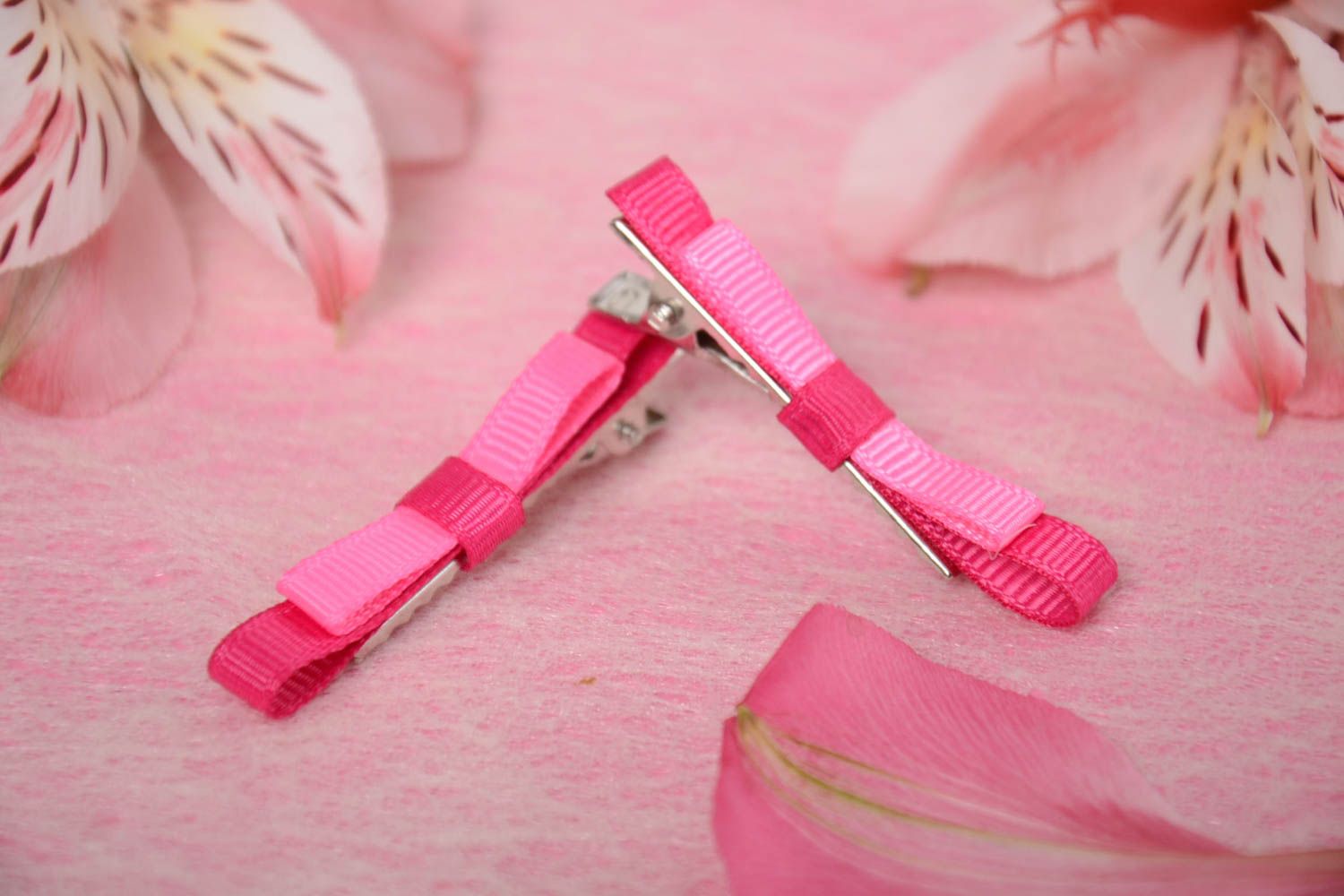 Conjunto de 2 broches para el pelo con lazos rosados de cintas artesanales  foto 1