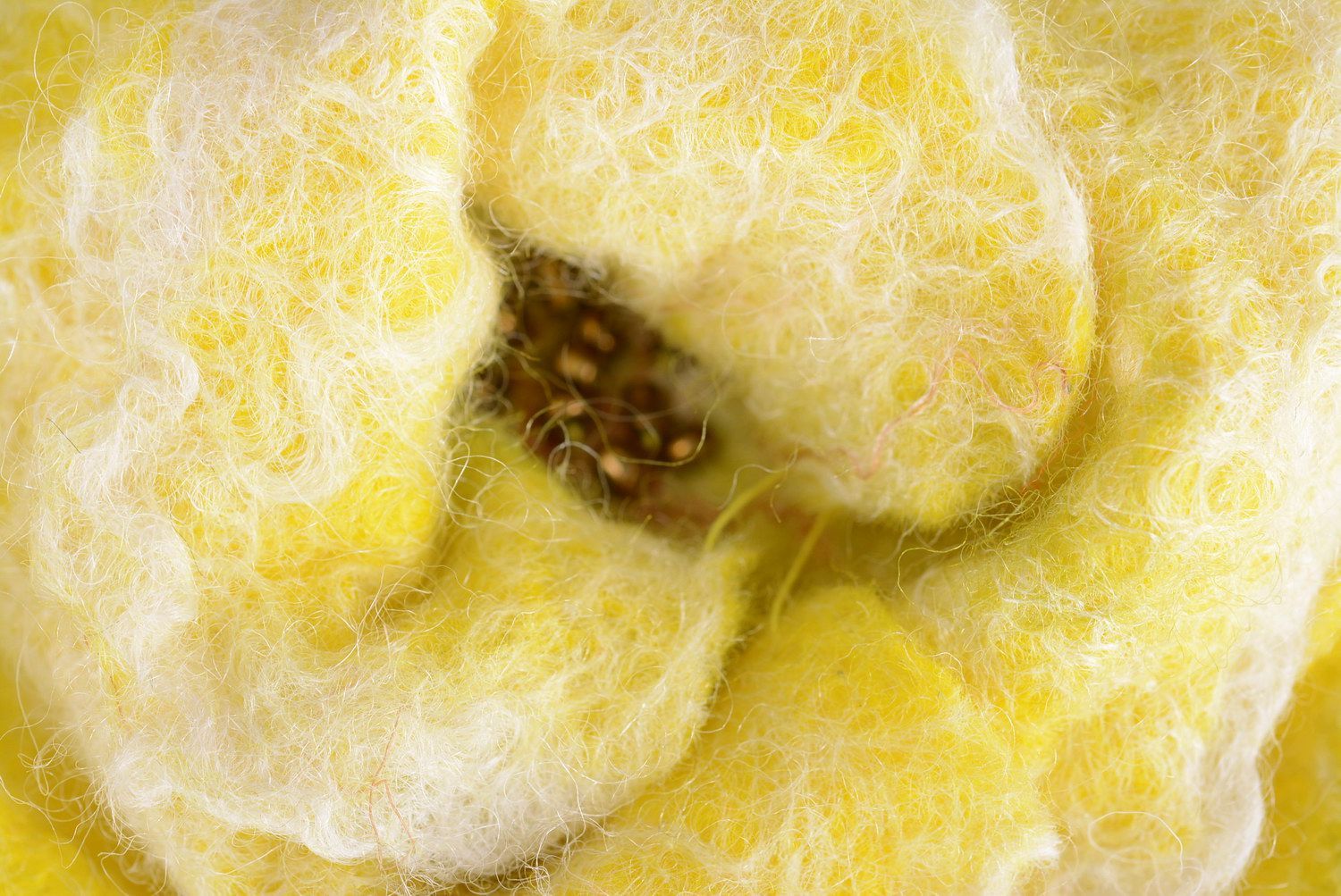 Broche en laine fleur jaune faite main photo 2