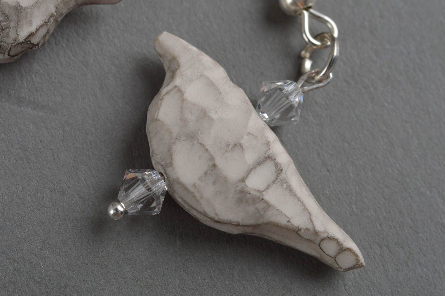 Boucles d'oreilles en pâte polymère et perles fantaisie faites main Oiseaux gris photo 4