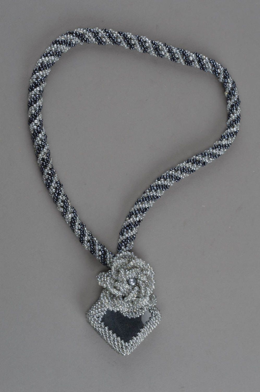 Pendentif en perles de rocaille fait main original gris accessoire pour femme photo 3