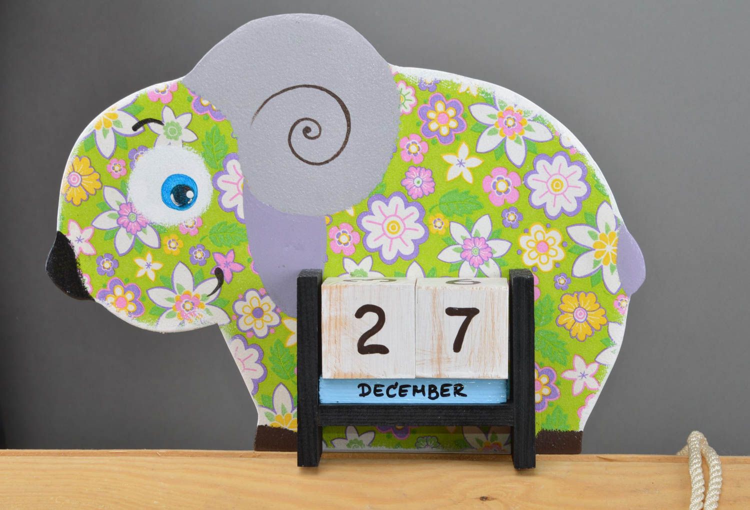 Calendario para niño juguete educativo decoración de interior artesanal ovejita foto 2