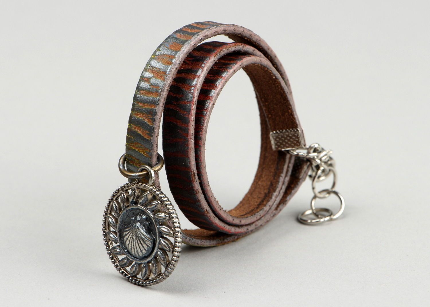 Leather bracelet with a pendant in the shape of seashell photo 2