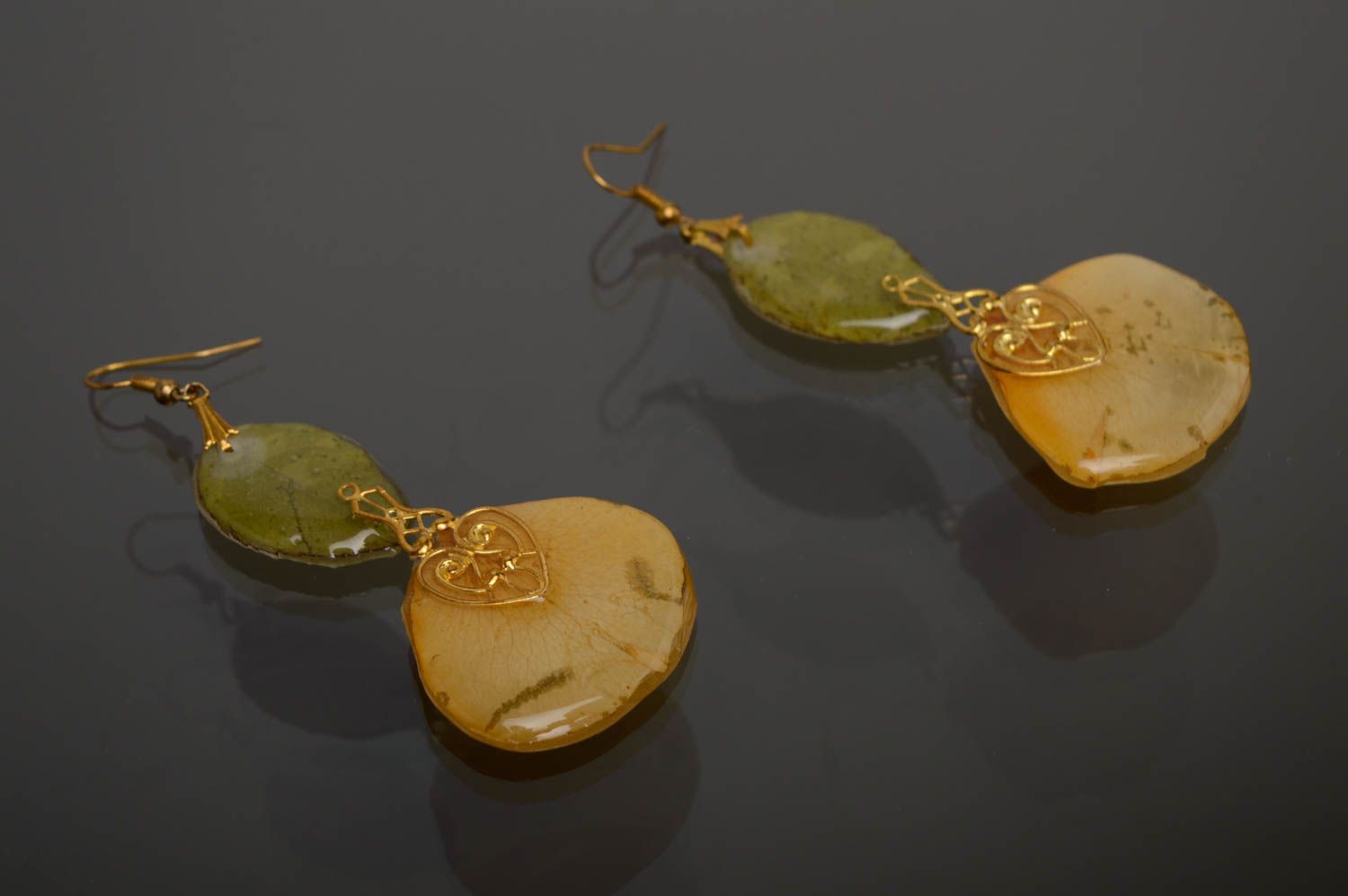 Boucles d'oreilles artisanales de résine époxy avec feuilles et pétales photo 5