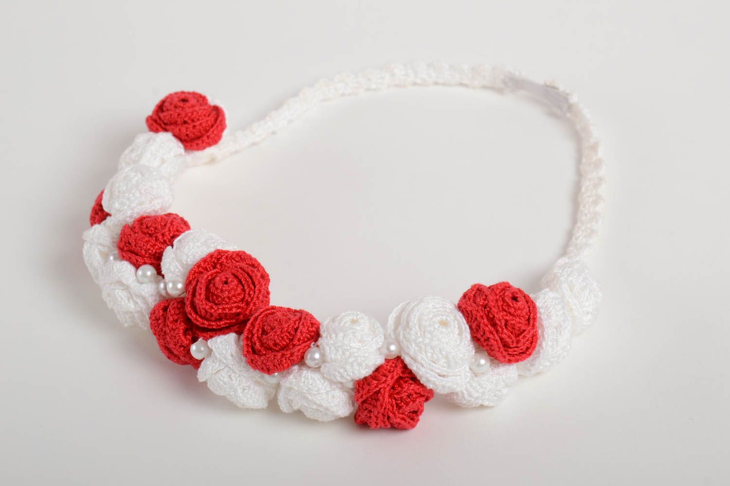 Bandeau fleurs fait main Accessoire femme tricoté blanc rouge Cadeau pour femme photo 3