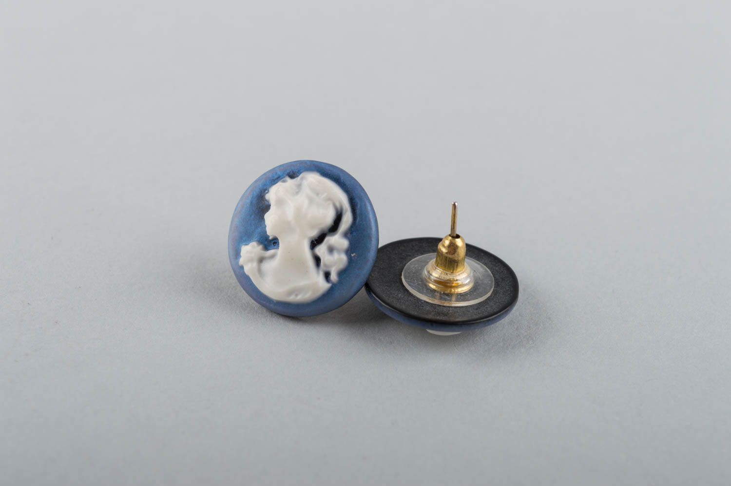 Kleine runde blaue schöne handgemachte Ohrringe aus Polymerton mit Bild foto 5