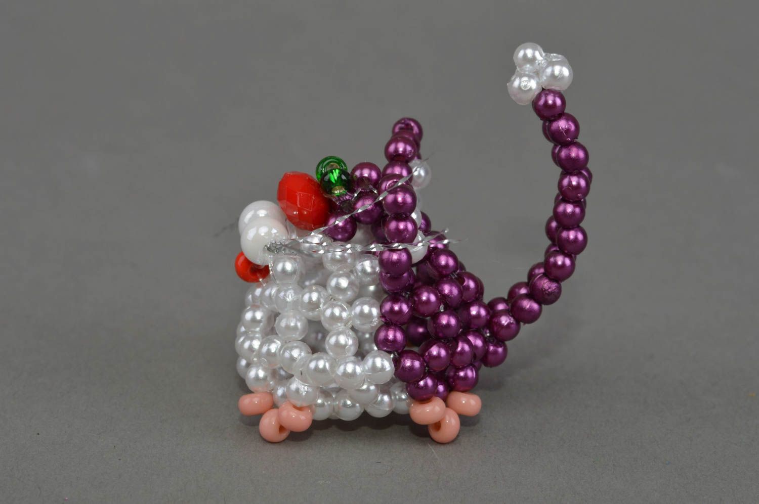 Фиолетовая бисерная фигурка кота ручной работы оригинальная маленькая красивая фото 2