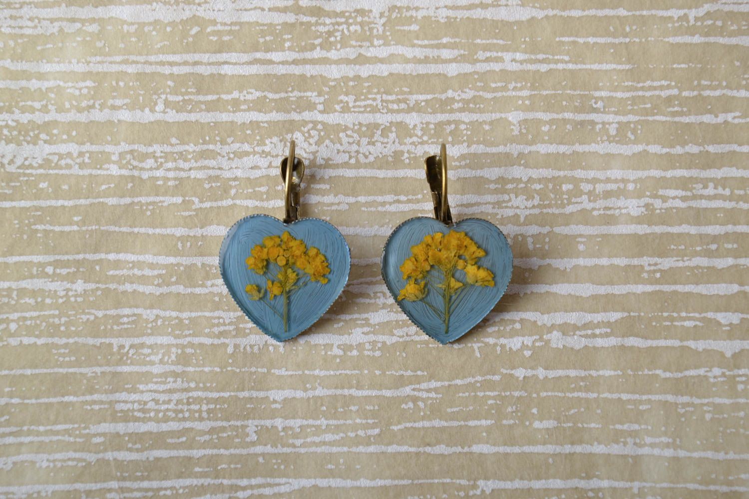 Heart-shaped earrings with natural flowers in epoxy resin photo 1