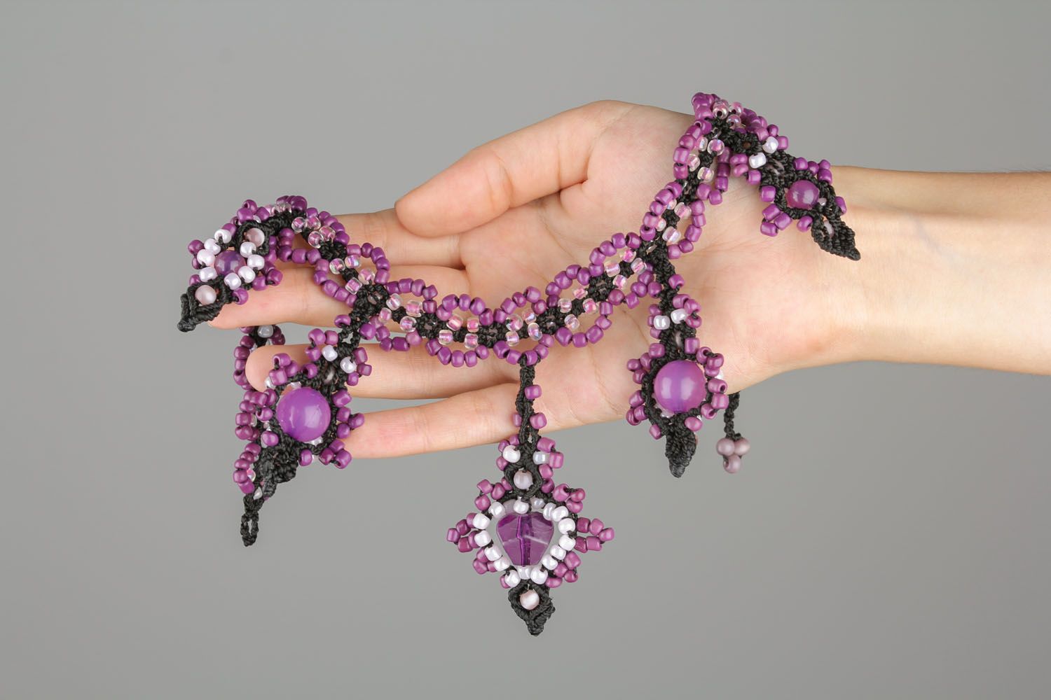 Плетеное ожерелье из бисера и ниток  фото 2