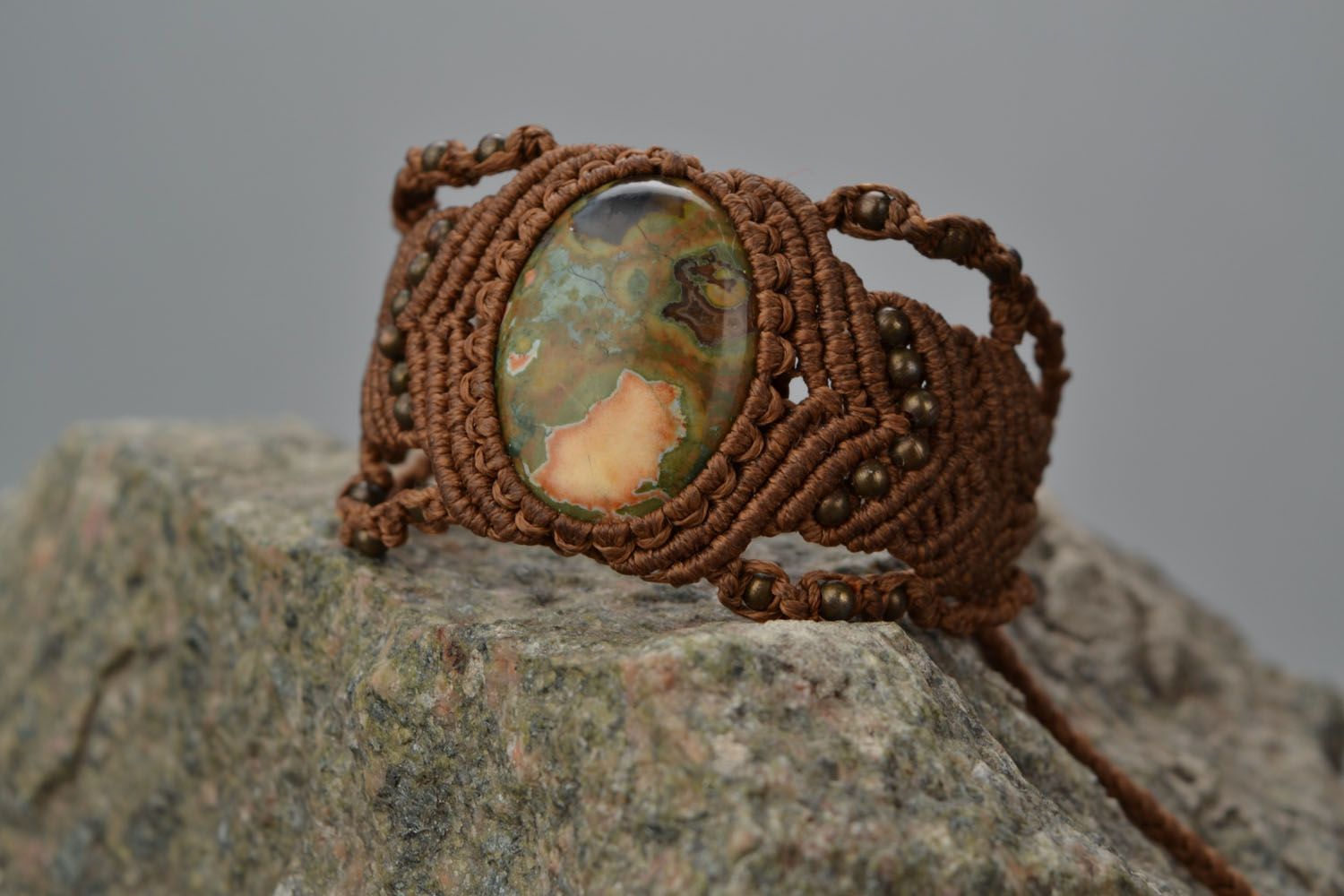 Geflochtenes Armband mit echtem Stein foto 1