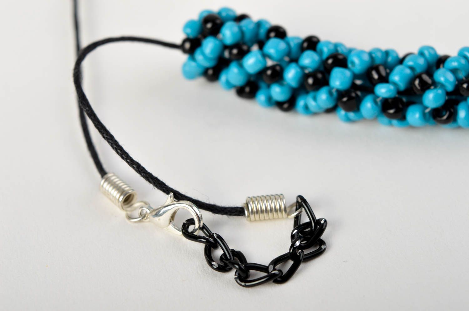 Ожерелье ручной работы украшение из бисера авторское украшение голубое с черным фото 4