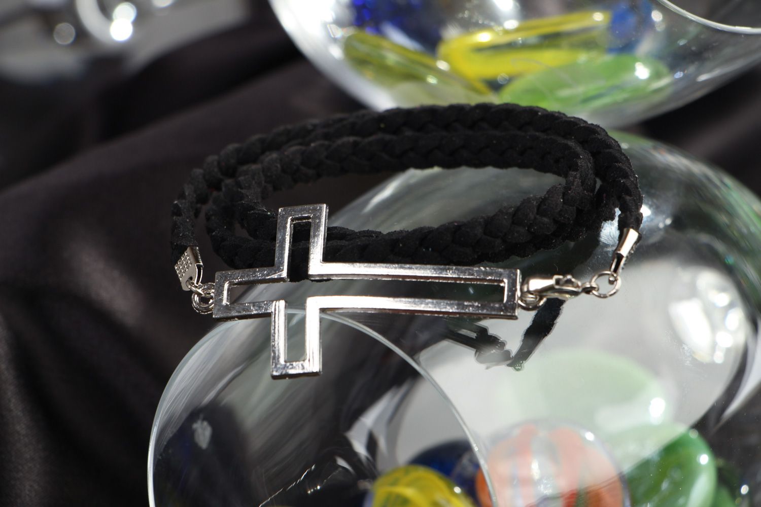 Bracelet en daim tressé étroit noir fait main original avec croix métallique  photo 4