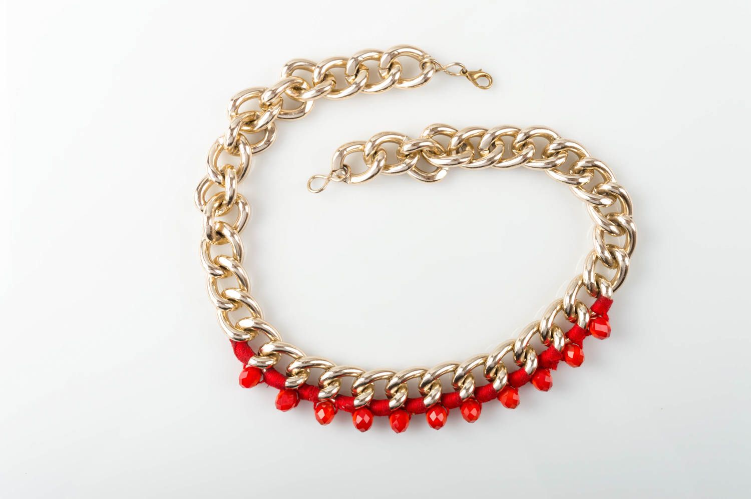 Красное ожерелье с кристаллами нарядное для девушки оригинальное ручной работы фото 2