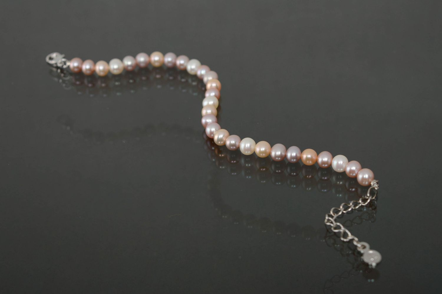Festliches Armband aus hellen Perlen foto 2