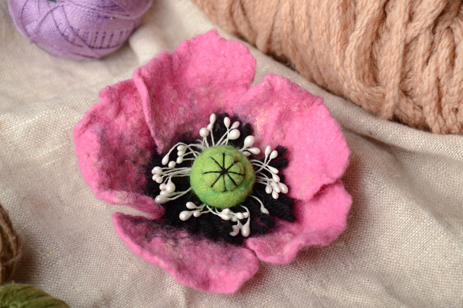Broche en laine feutrée fleur rose faite main photo 1