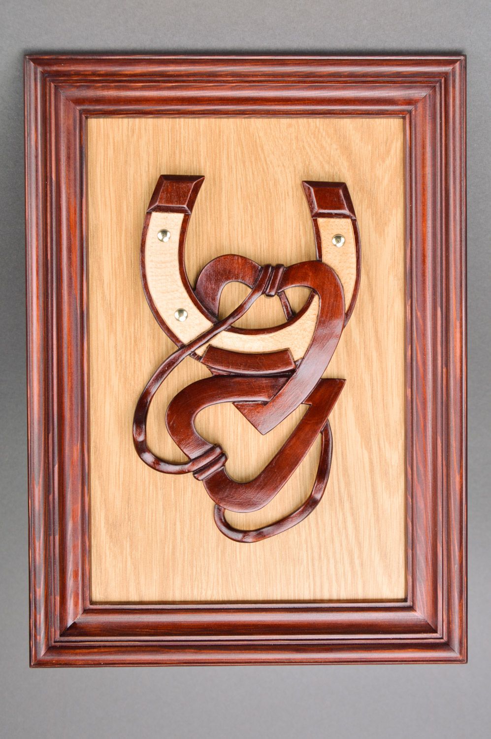 Панно из дерева ручной работы два сердца оригинальное бежево-коричневого цвета фото 2