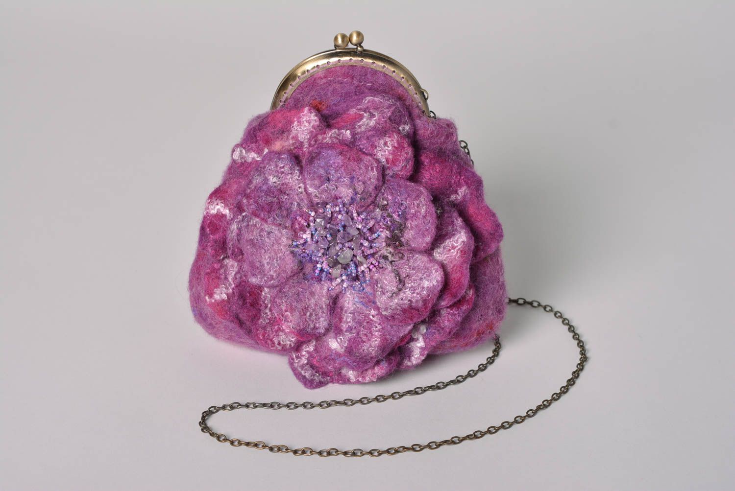 Sac à chaînette petit violet laine feutrée fleur en relief beau fait main photo 1