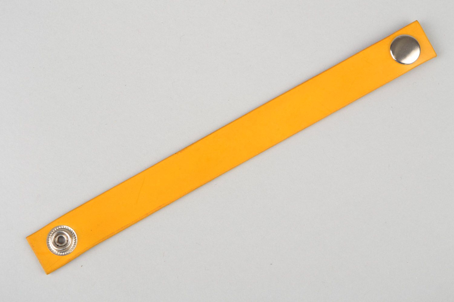 Pulsera de cuero natural amarilla unisex hecha a mano con botón a presión  foto 5