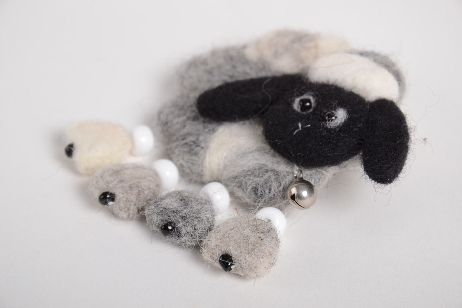 Handmade Brosche Tier Designer Schmuck aus Wolle Accessoire für Frauen Schaf foto 4
