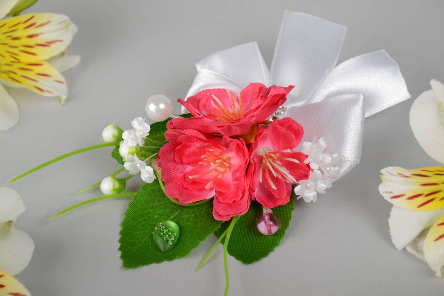 Boutonnière de mariage pour témoin ou fiancée fleurs rouges artificielles photo 1