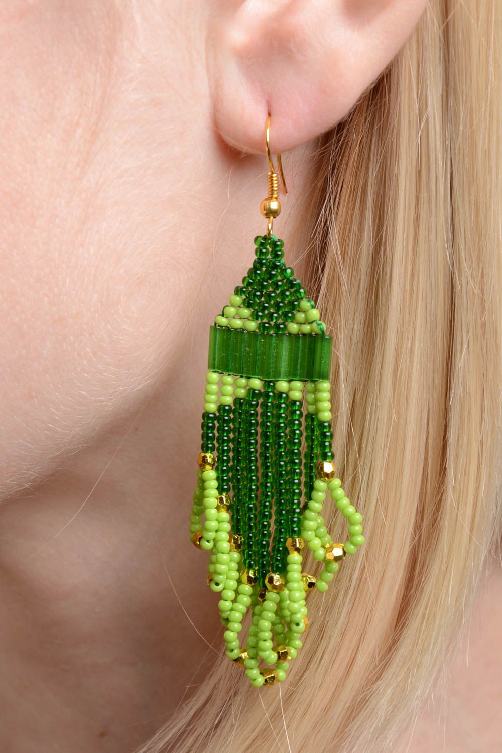 Lange Ohrringe aus Glasperlen handgemacht in Grün mit Anhängern für Mädchen foto 2