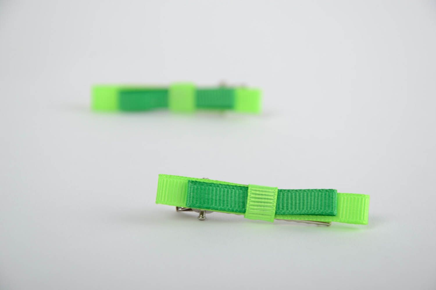 Grüne Kinder Haarspangen mit Schleifen 2 Stück aus Ripsbändern handmade foto 5