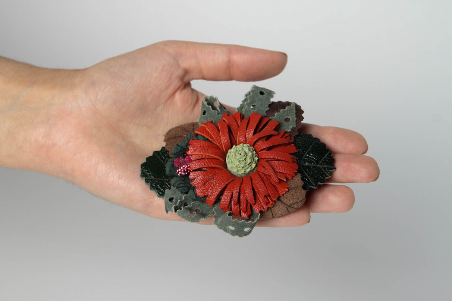 Broche Barrette en cuir faite main rouge fleur design Accessoire femme photo 2