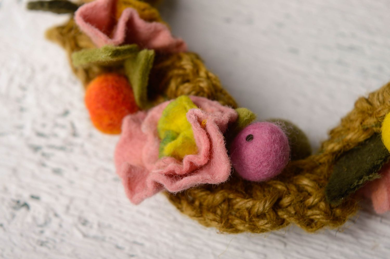Collier tricoté avec perles technique de feutrage en laine photo 3