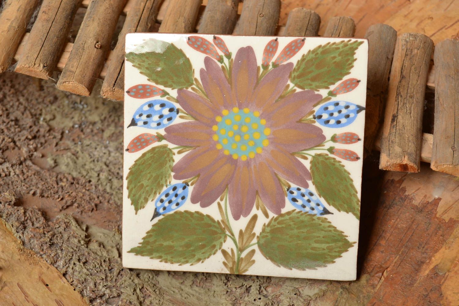 Handmade dekorative Wandplatte aus Ton quadratisch mit Bemalung mit Blumenmuster foto 1