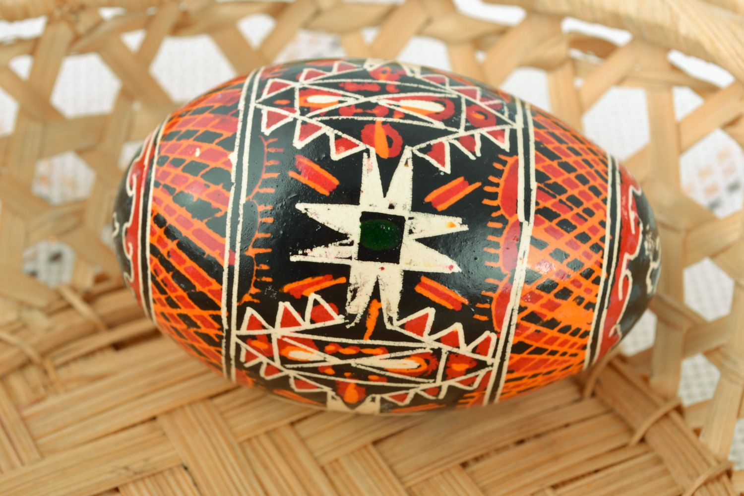 Œuf de Pâques peint fait main avec ornements traditionnels technique de cire  photo 1