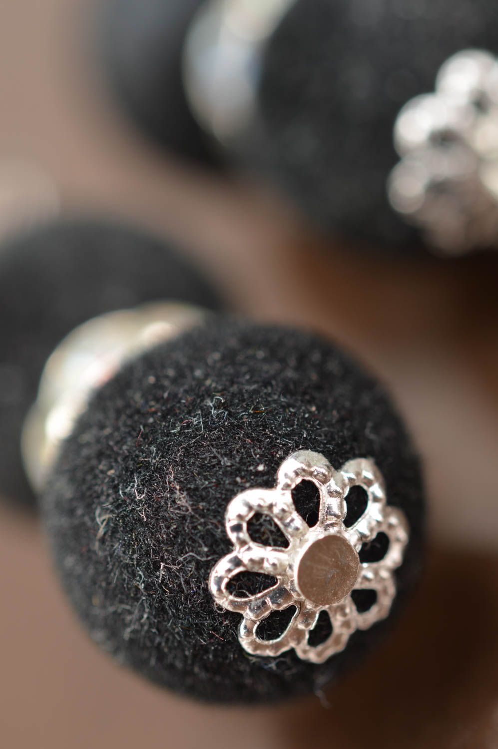 Künstlerische Gehänge Ohrringe aus Metall mit schwarzen Perlen handgeschaffen foto 4