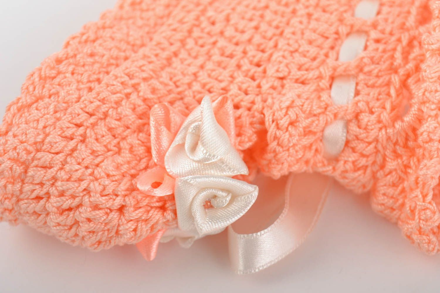 Schöne rosa gehäkelte Babyschuhe aus Baumwolle handmade mit Schleifen und Blumen foto 3