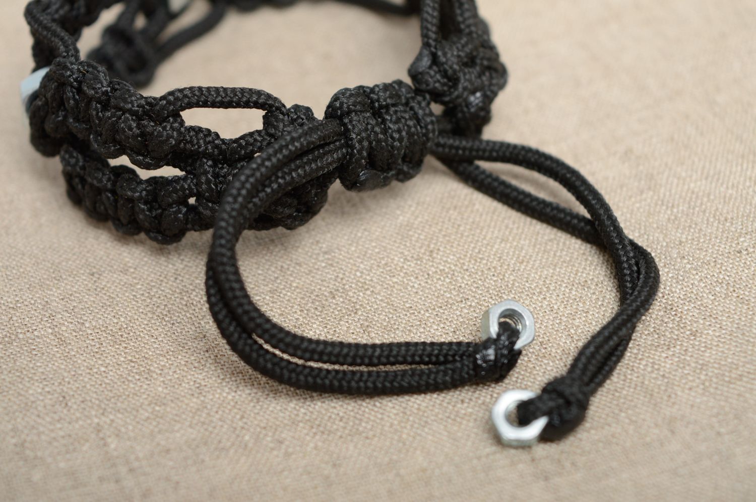 Bracelet technique macramé en cordon de polyester noir et écrous fait main photo 4