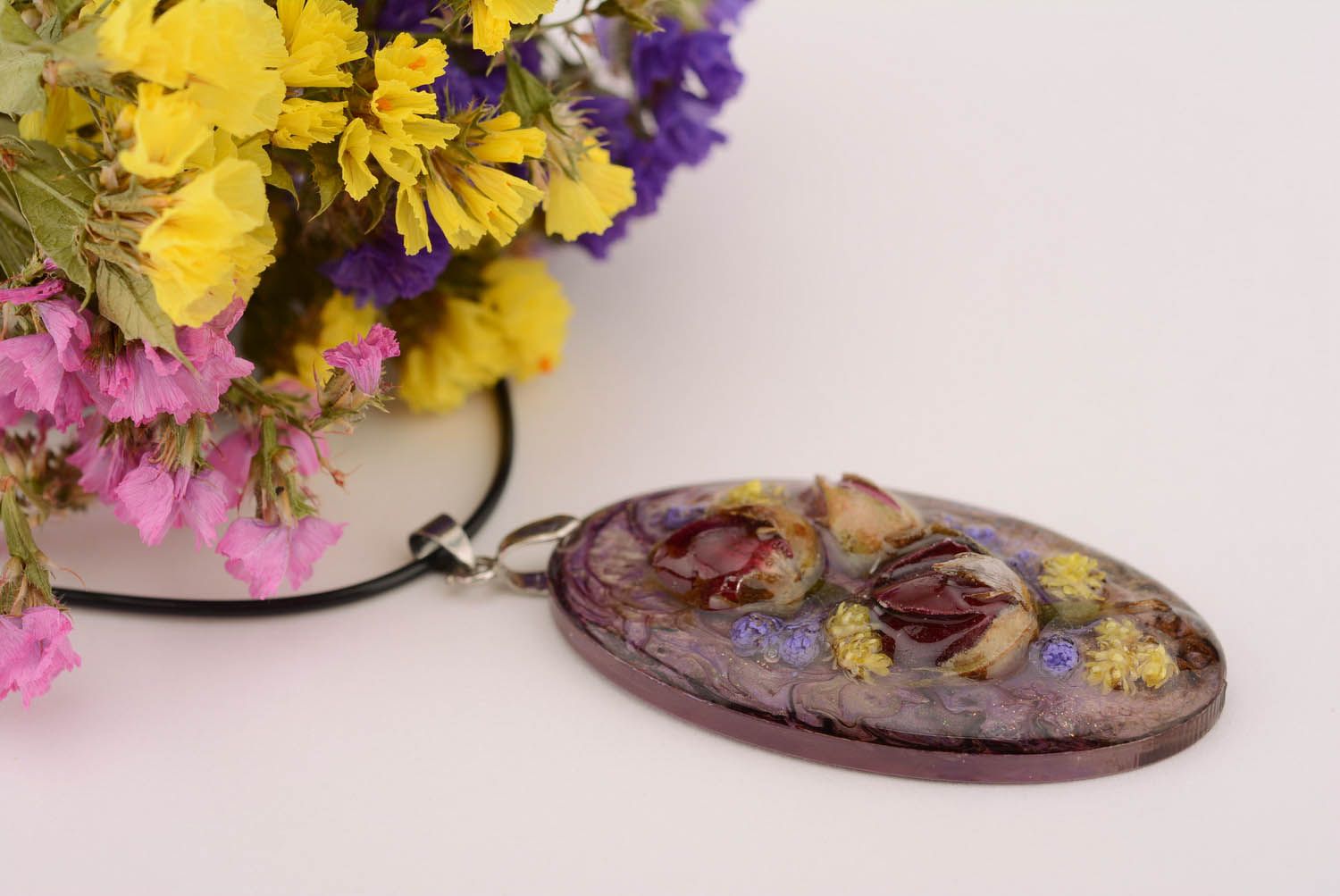 Ciondolo di resina epossidica fatto a mano pendente originale da donna con fiori foto 1