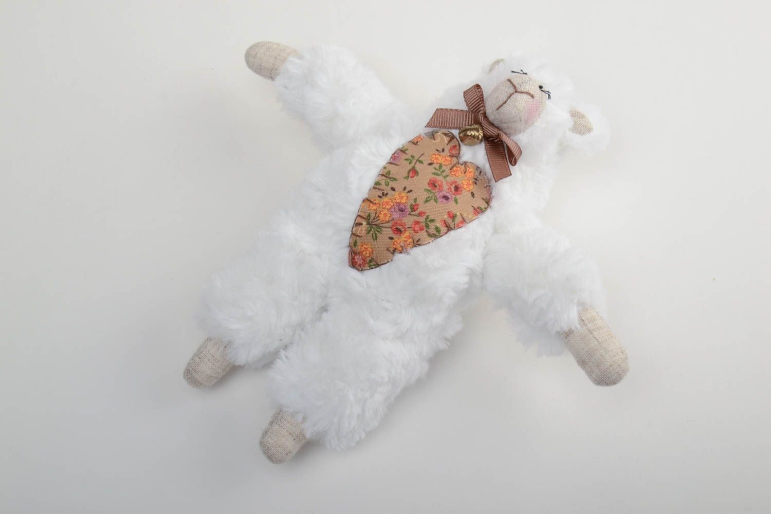 Мягкая игрушка ручной работы из искусственного меха овечка с бантиком на шее фото 2