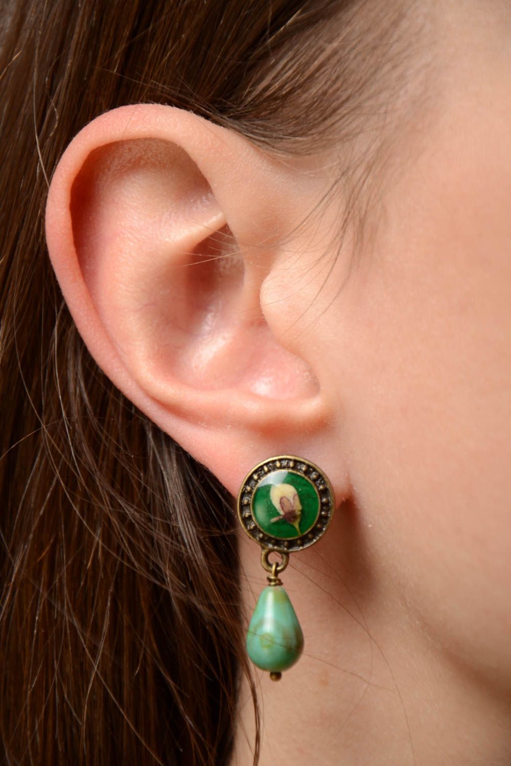 Boucles d'oreilles pendantes en pierres vertes et avec fleur séchée faites main photo 2