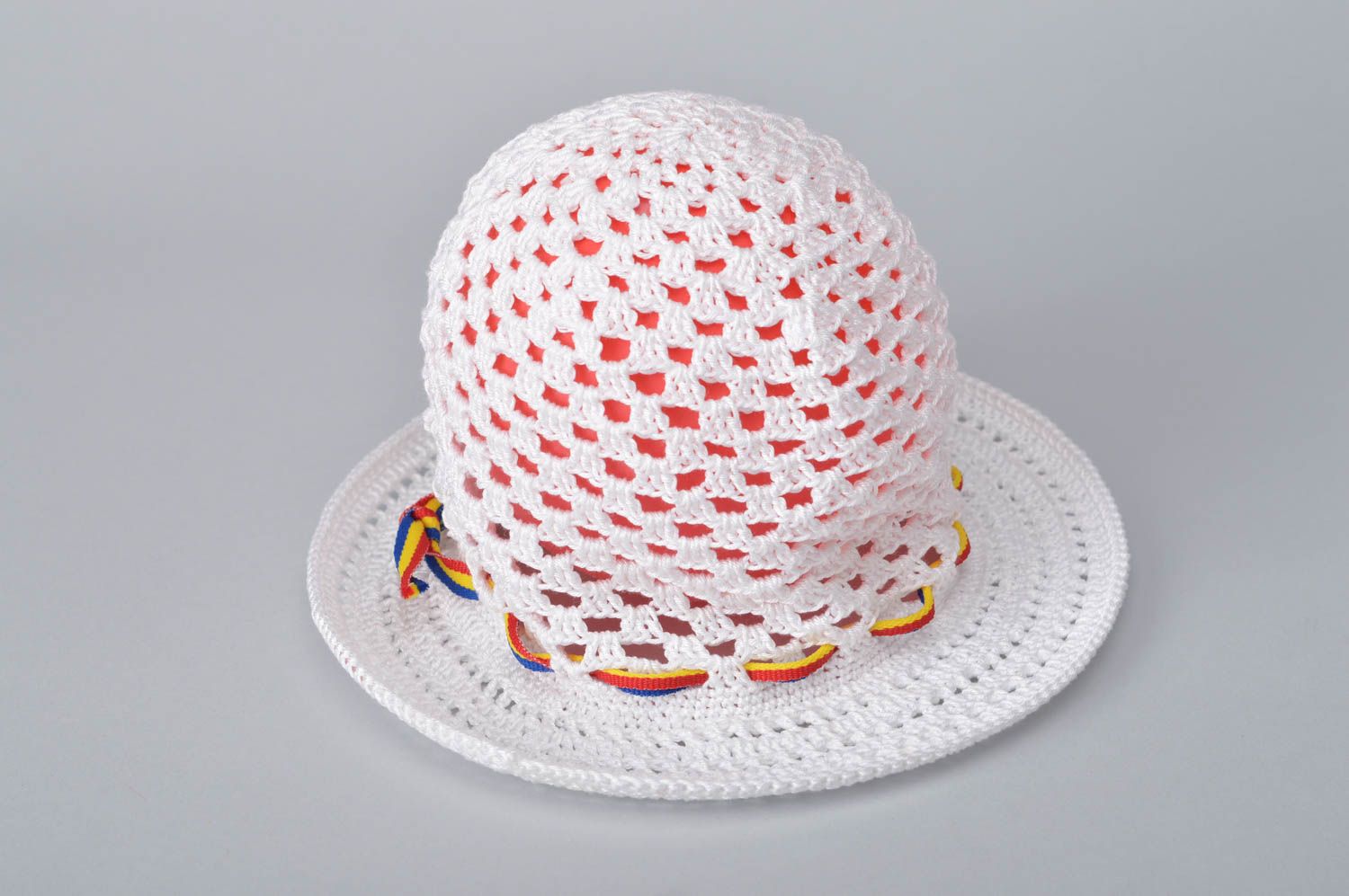 Вязаная шляпа ручной работы белая с лентой детская шляпа головной убор фото 4