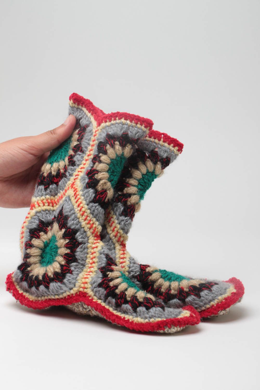 Pantoufles faits main hautes multicolores tricotées au crochet pour femme photo 5