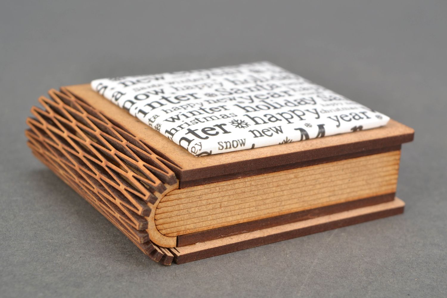 Boîte livre en bois avec aimant photo 1