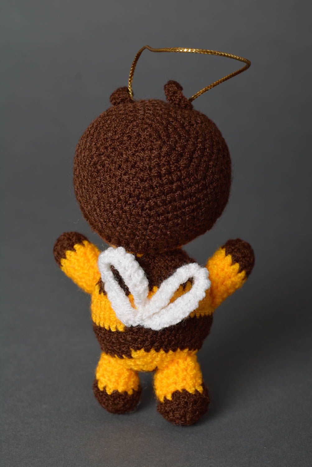 Peluche abeille à suspendre Jouet fait main tricoté au crochet Cadeau enfant photo 3