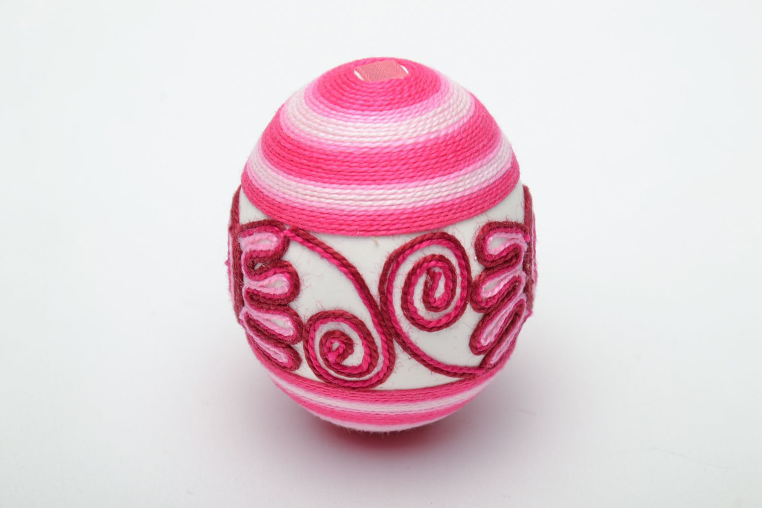 Oeuf de Pâques fait main décoratif entouré de fils de soie rose original photo 3