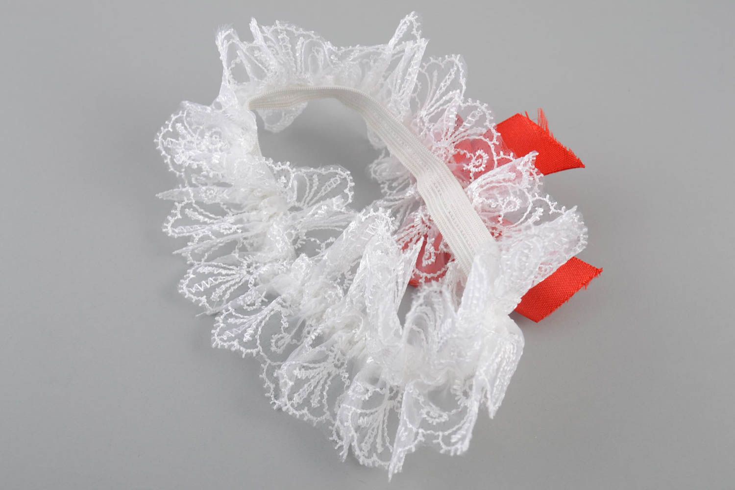 Handgemachtes Hochzeit Strumpfband mit Spitze und roter Schleife aus Atlasband foto 4