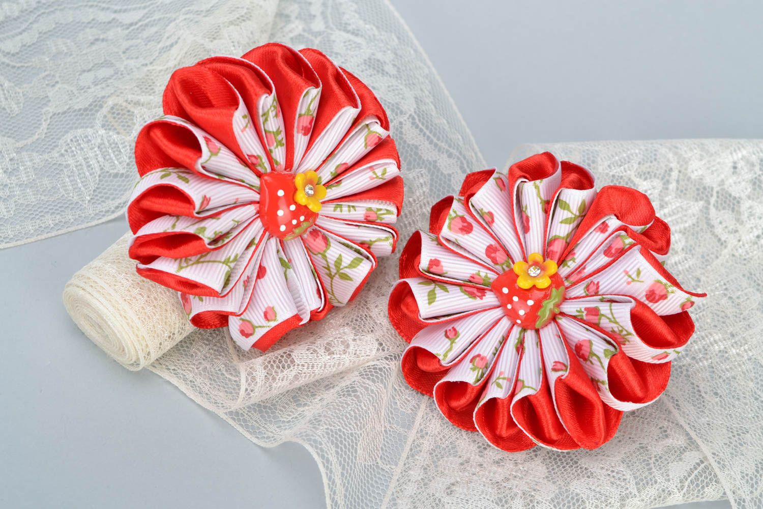 Élastiques à cheveux faits main fleurs kanzashi en satin rouge set de 2 pièces photo 1