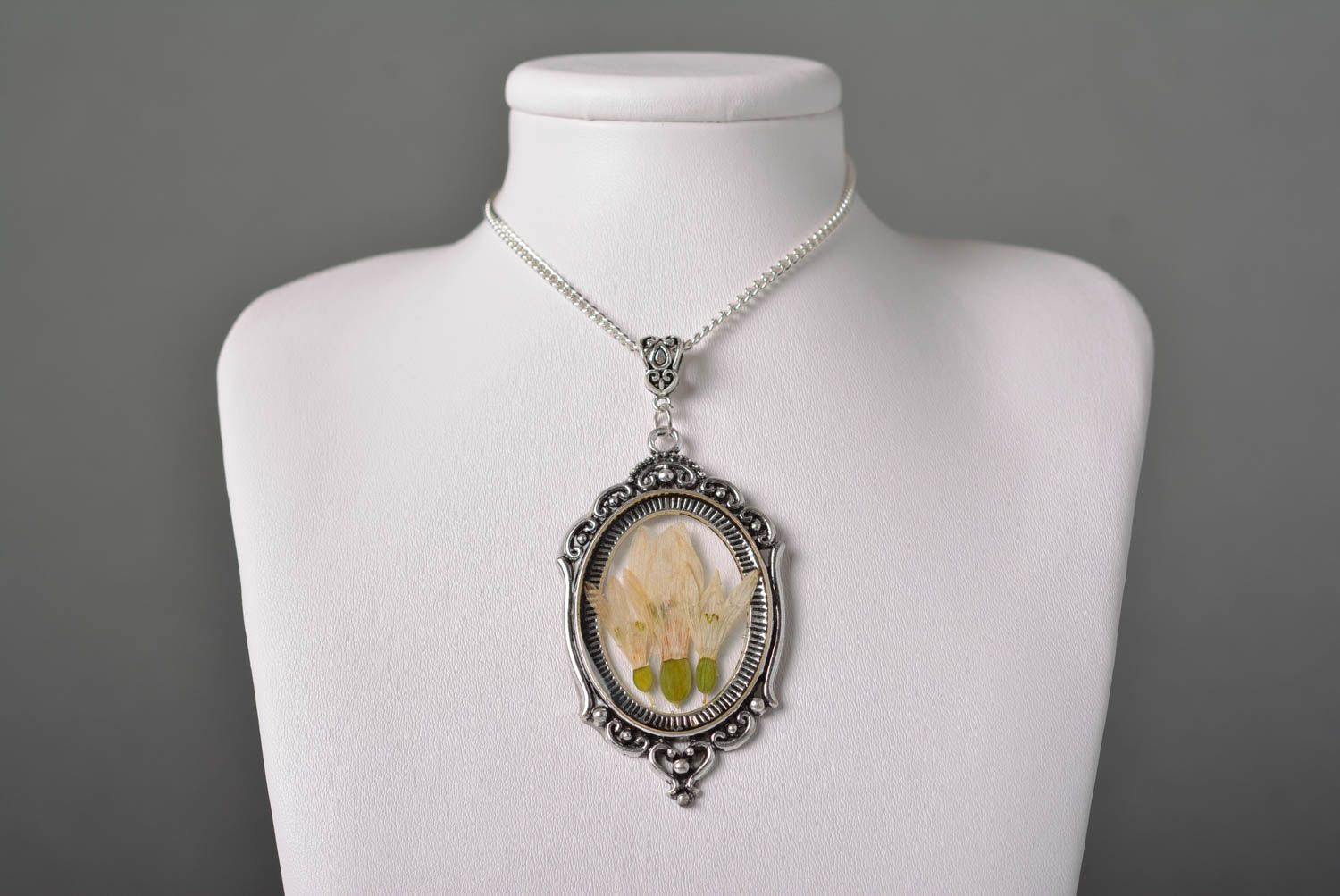 Conjunto de joyas artesanal con metal accesorios femeninos pendientes y colgante foto 4
