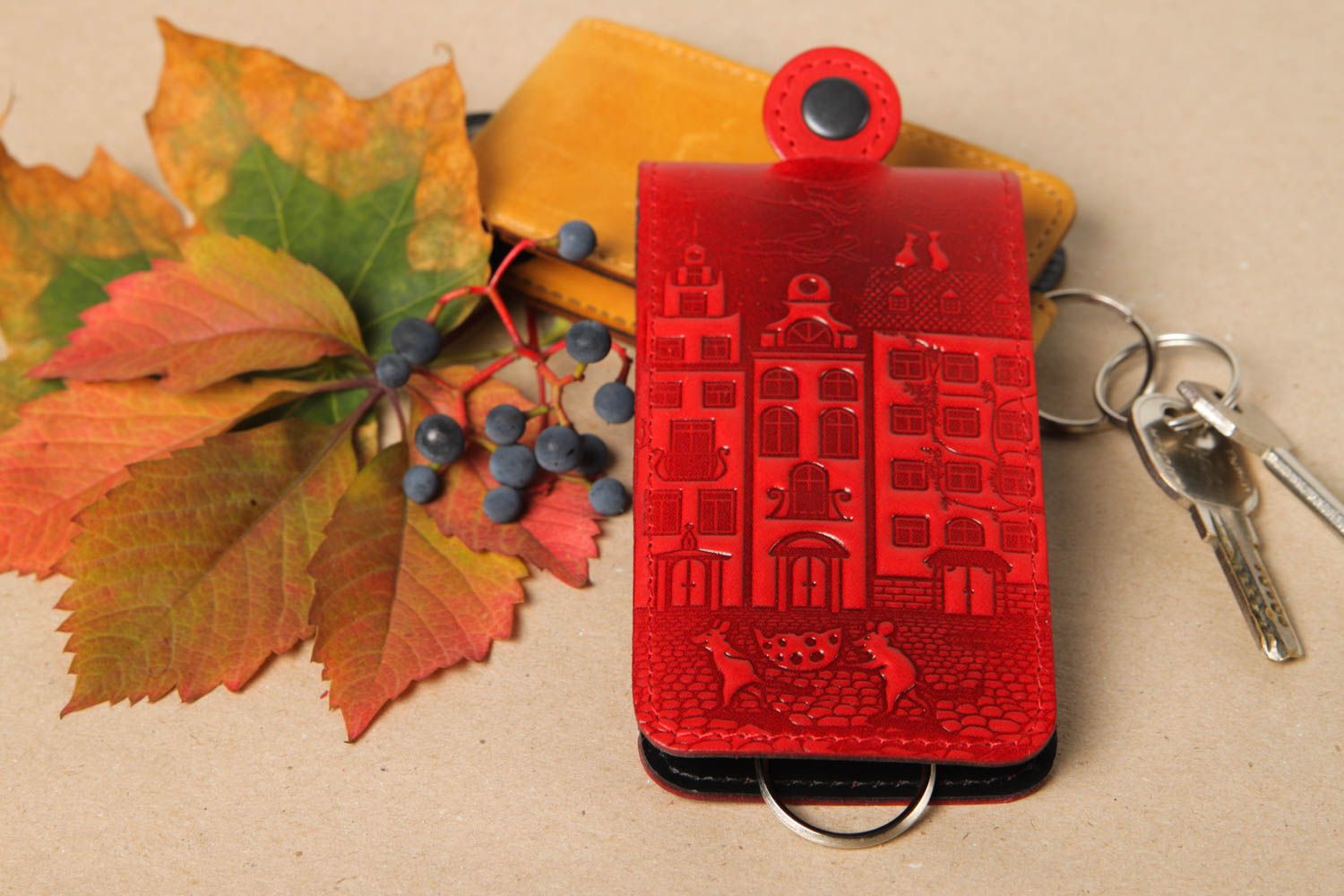Красная кожаная ключница хенд мейд оригинальный подарок кожаное изделие фото 1