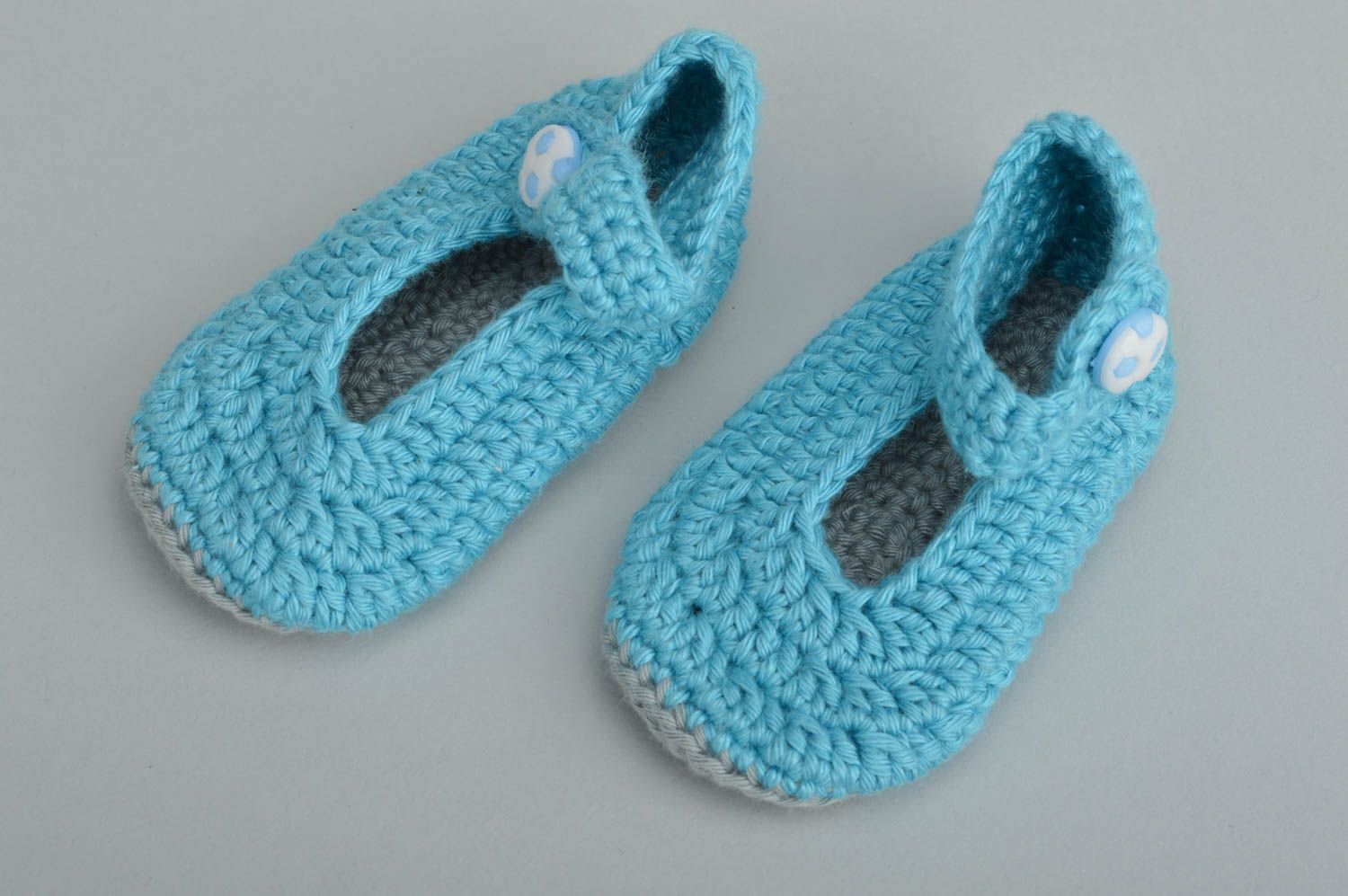 Chaussons pour bébé bleu ciel en coton naturel faits main originaux jolis photo 5
