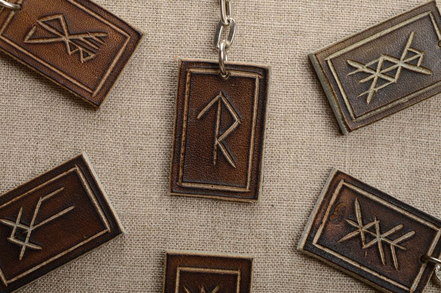Beau porte-clés en cuir naturel avec runes fait main pour succès inévitable photo 3