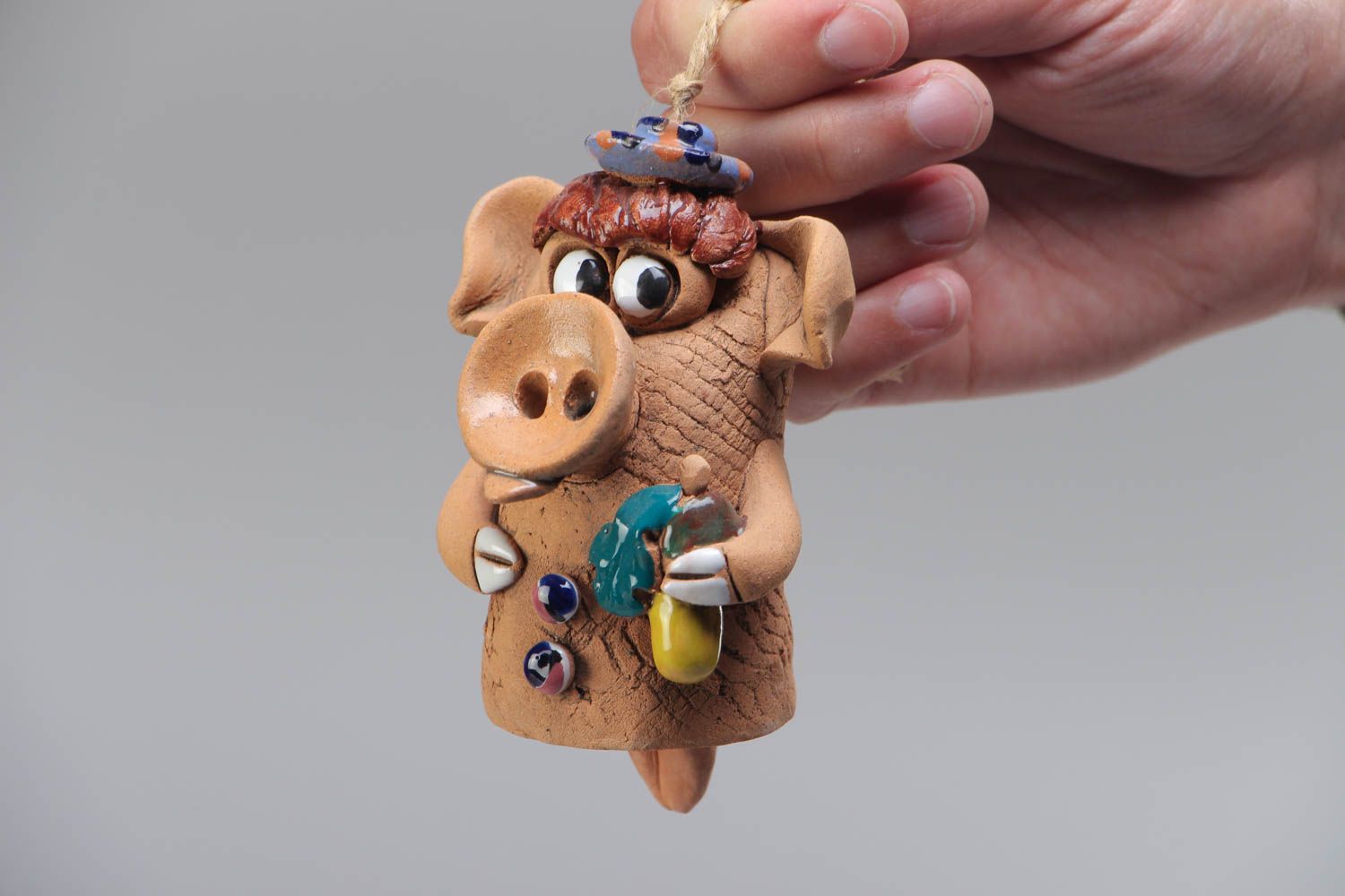 Глиняный колокольчик в виде свинки лепной ручной работы расписанный акрилом фото 5