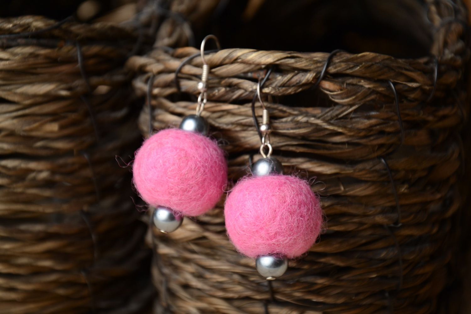 Boucles d'oreilles boules en laine feutrée roses faites main photo 1